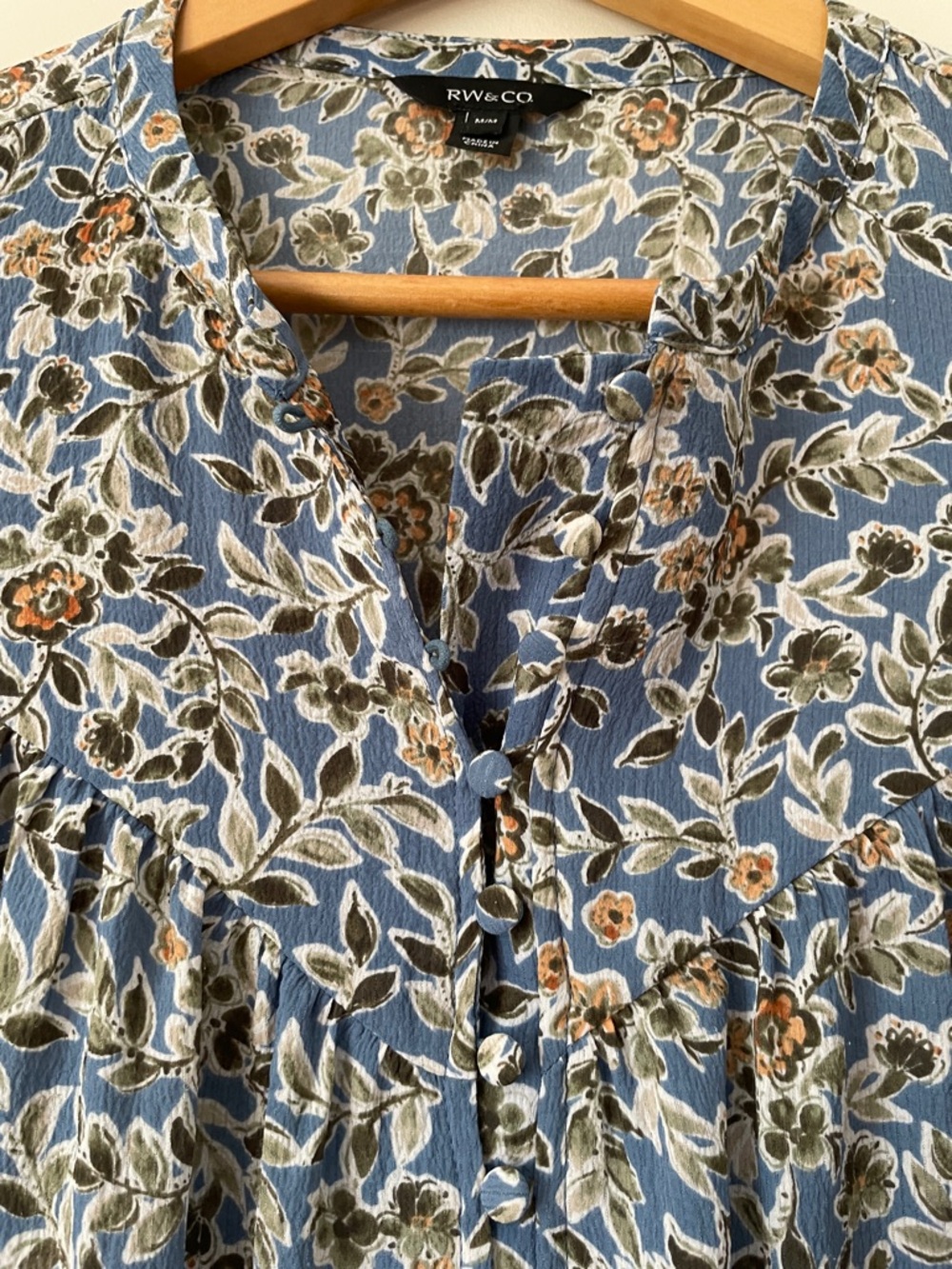 RW&CO. Blue Floral Button-Front Blouse - Picture 5 of 9